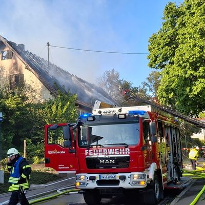 KFV-CW: Jugendliche setzen in Calw-Stammheim Gebäude in Brand / Eingelagertes Heu erschwert Löscharbeiten in Nachbarschaft von Schule und Kindergarten