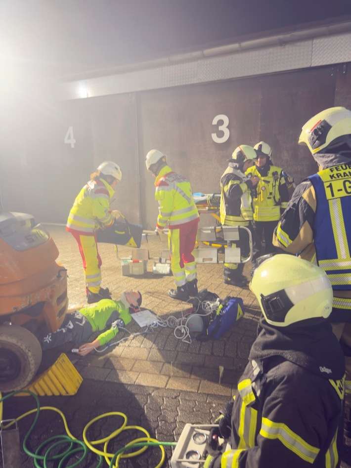 FW Kranenburg: Rund 75 Einsatzkräfte proben Menschenrettung bei Jahresübung in Nütterden