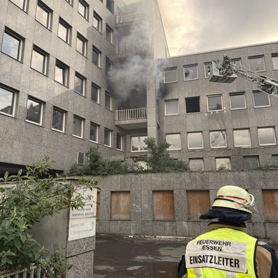 FW-E: Feuerwehreinsatz sorgt für Verkehrsbehinderungen in der Essener Innenstadt