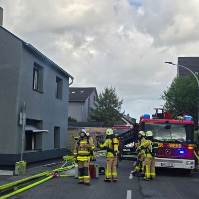 FW Grevenbroich: Feuerwehr löscht Gebäudebrand in Neurath