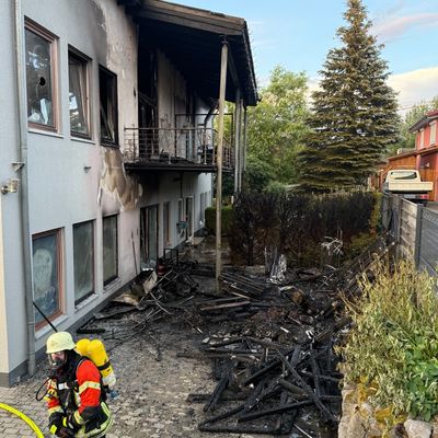 FW Überlingen: Brand eines Wohn- und Geschäftshauses im Überlinger Industriegebiet / massiver Löschangriff über mehrere Angriffsleitungen