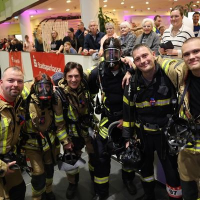 FW Bremerhaven: Feuerwehr Bremerhaven überzeugt beim 1. Blaulichtlauf im Klimahaus Bremerhaven