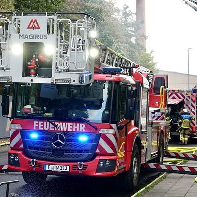 FW-E: Großbrand auf Schrottplatz - rund 140 Einsatzkräfte im Einsatz