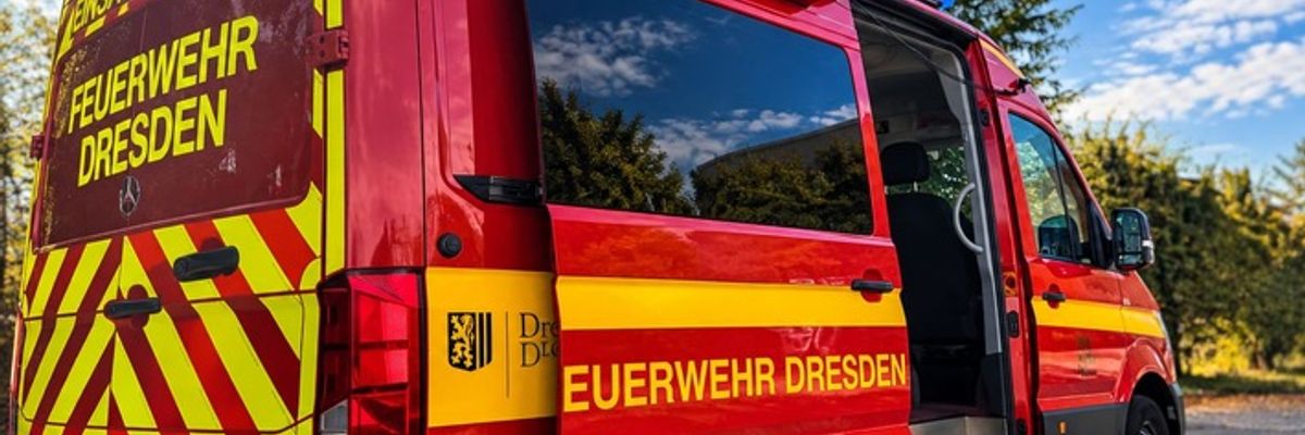 FW Dresden: Person in Waschanlage eingeklemmt - Feuerwehr befreit Mann aus Notlage