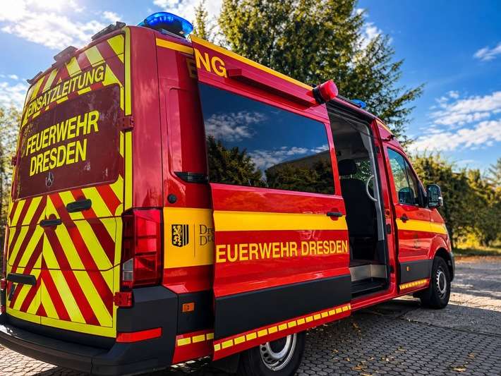 FW Dresden: Person in Waschanlage eingeklemmt - Feuerwehr befreit Mann aus Notlage