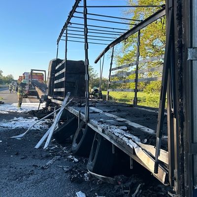 FW Speyer: LKW-Vollbrand auf der A61 - Fahrer unverletzt, Böschung und Waldfläche in Brand