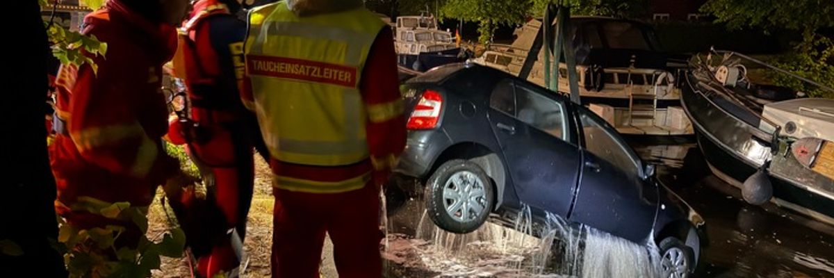FW-AUR: PKW im Wasser