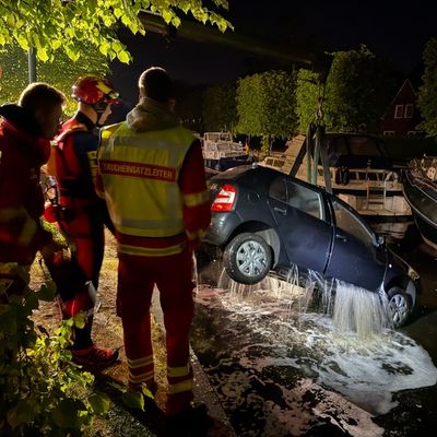 FW-AUR: PKW im Wasser