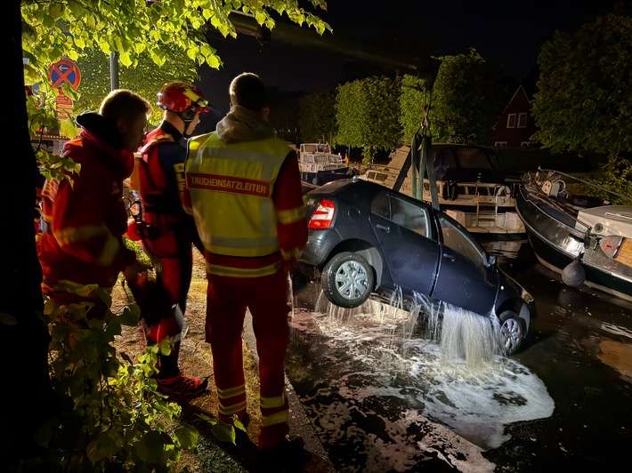 FW-AUR: PKW im Wasser