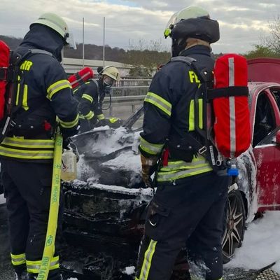 FW Rösrath: PKW-Brand und Verkehrsunfall - Paralleleinsätze im Stadtgebiet