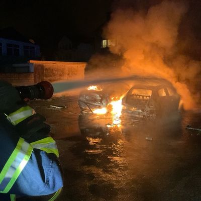 FW-MH: Brennende PKW und Brand in einem Imbiss
