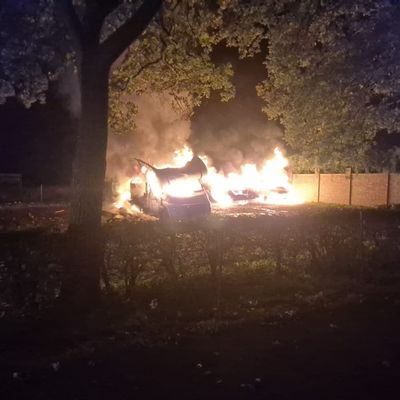 FFW Schiffdorf: Mehrere Fahrzeuge brennen lichterloh auf Friedhofsparkplatz