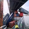 FW-NE: Containerschiff kollidiert mit Brücke | Container stürzen ins Wasser