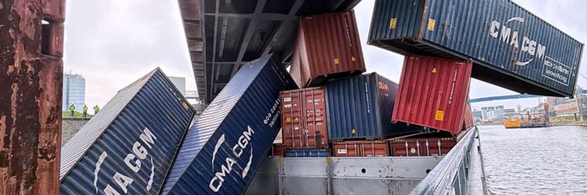 FW-NE: Containerschiff kollidiert mit Brücke | Container stürzen ins Wasser