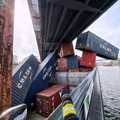 FW-NE: Containerschiff kollidiert mit Brücke | Container stürzen ins Wasser