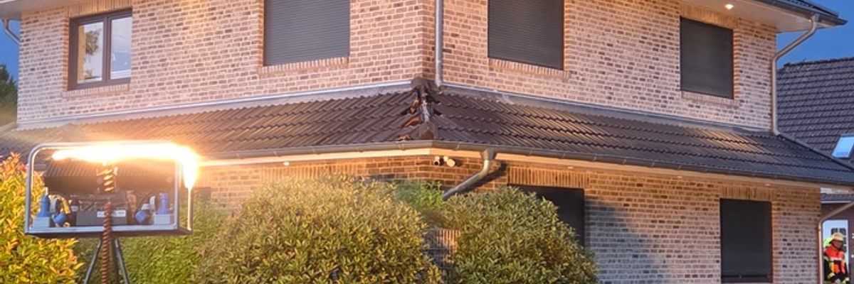 FW-ROW: Blitzeinschlag verursacht Dachbrand in Visselhövede - Feuerwehr verhindert größere Schäden nach nächtlichem Unwettereinsatz