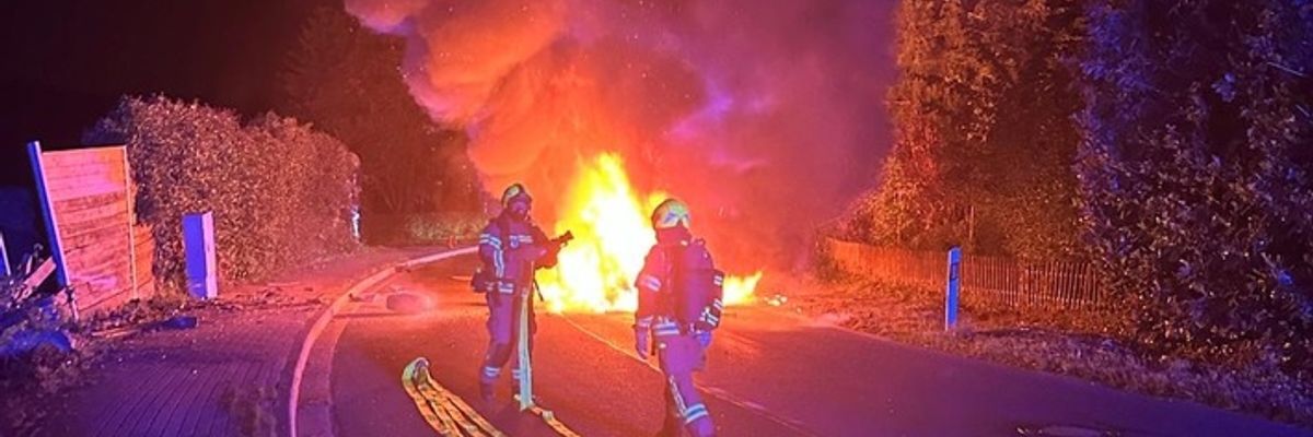 FW-Velbert: Schwerer Verkehrsunfall mit Fahrzeugbrand - eine Person schwer verletzt