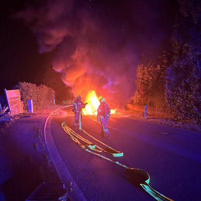 FW-Velbert: Schwerer Verkehrsunfall mit Fahrzeugbrand - eine Person schwer verletzt