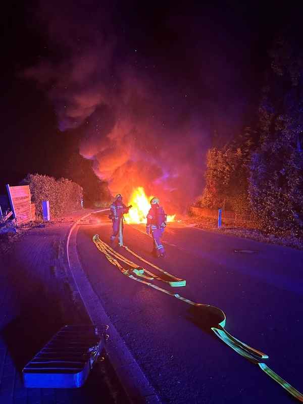 FW-Velbert: Schwerer Verkehrsunfall mit Fahrzeugbrand - eine Person schwer verletzt