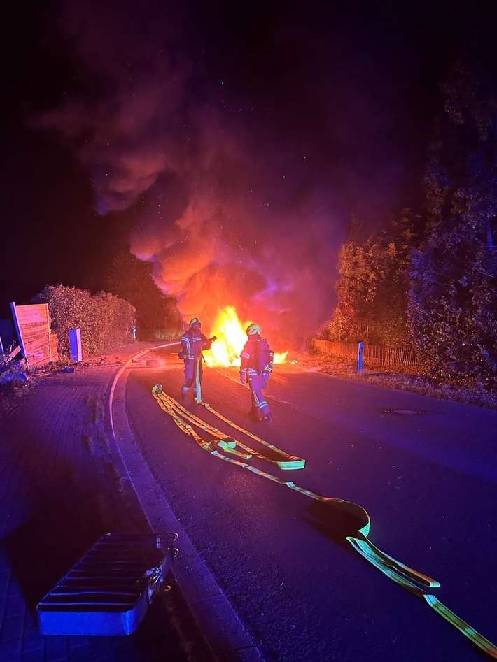 FW-Velbert: Schwerer Verkehrsunfall mit Fahrzeugbrand - eine Person schwer verletzt