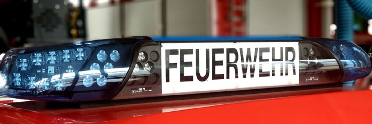 FW-OB: Brennendes Klettergerüst auf Schulhof
