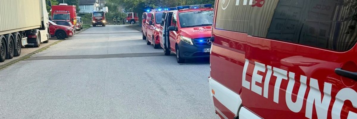 FW Bergheim: Maschinenbrand in Produktionshalle im Gewerbepark Quadrath.