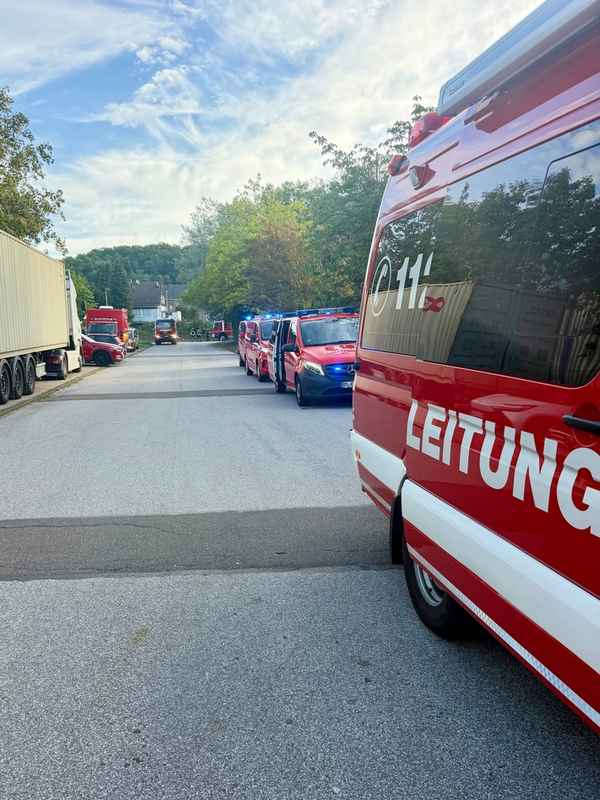 FW Bergheim: Maschinenbrand in Produktionshalle im Gewerbepark Quadrath.