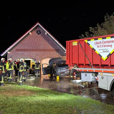FW-AUR: Hochvoltbatterie von E-Fahrzeug entflammt
