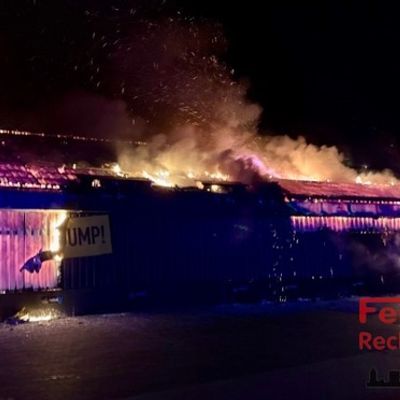 FW-RE: Vollbrand einer Trampolinhalle in der Nacht - Halle niedergerissen