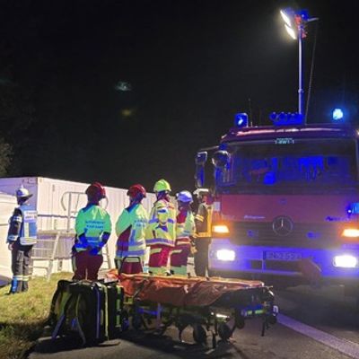 FW-WRN: LKW verunglückt auf der A1 - Fahrer schonend aus Fahrzeug befreit