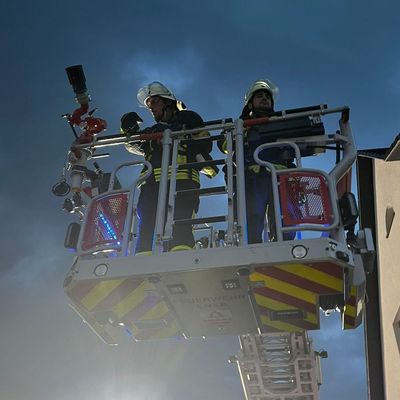 FW Ense: Gemeinsame Übung bei Auto Große: Feuerwehr Ense und Feuerwehr Arnsberg trainieren Hand in Hand