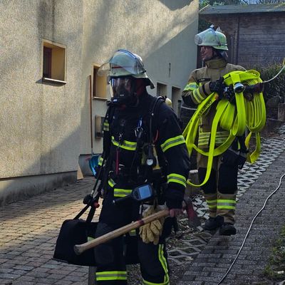 FW Königswinter: Feuer in Küche schnell gelöscht