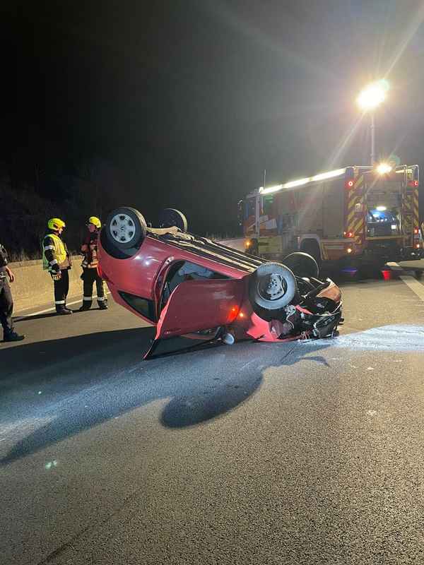 FW Bergheim: Verkehrsunfall auf der Autobahn 61 bei Bergheim Eine Person durch Feuerwehr aus PKW befreit