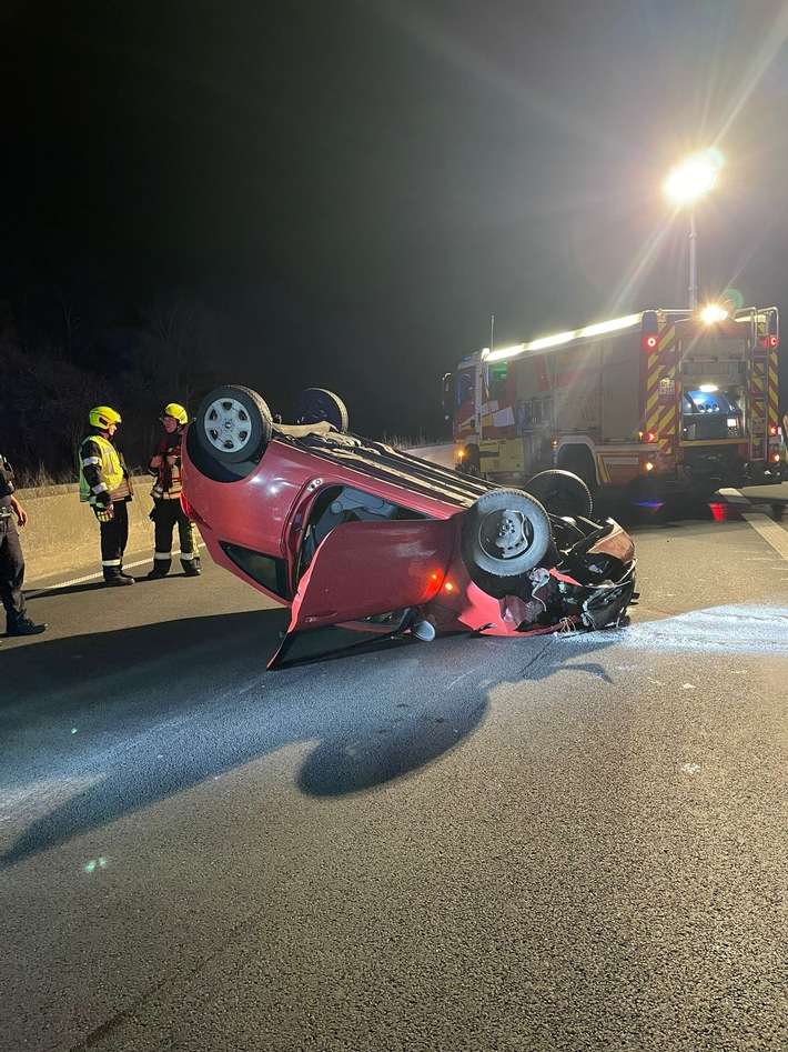 FW Bergheim: Verkehrsunfall auf der Autobahn 61 bei Bergheim Eine Person durch Feuerwehr aus PKW befreit