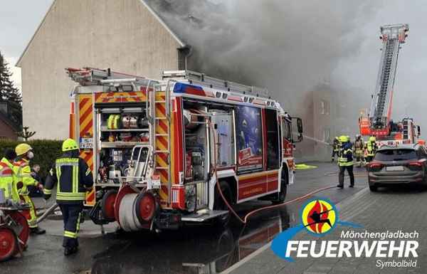 FW-MG: Heckenbrand droht auf Wohnhaus überzugreifen