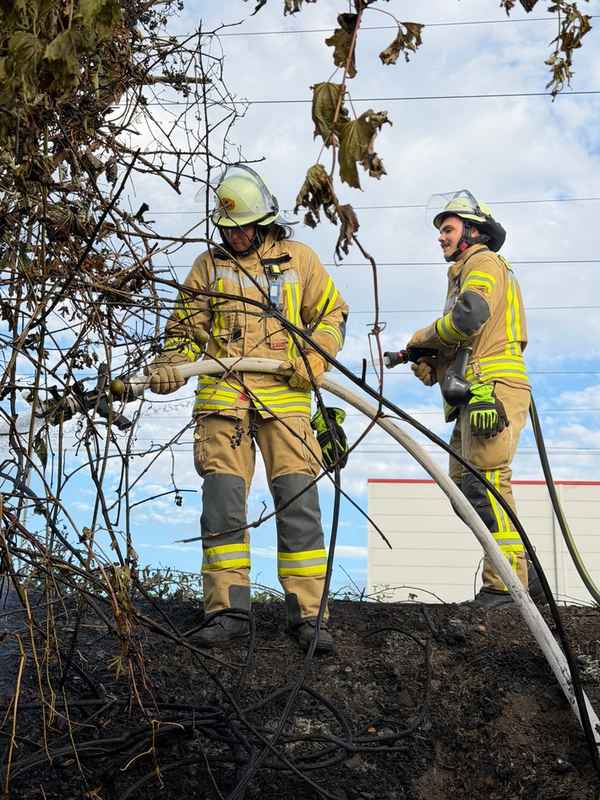FW Weinheim: Böschungsbrand an Bahnstrecke und Türöffnung beschäftigen Freiwillige Feuerwehr Weinheim