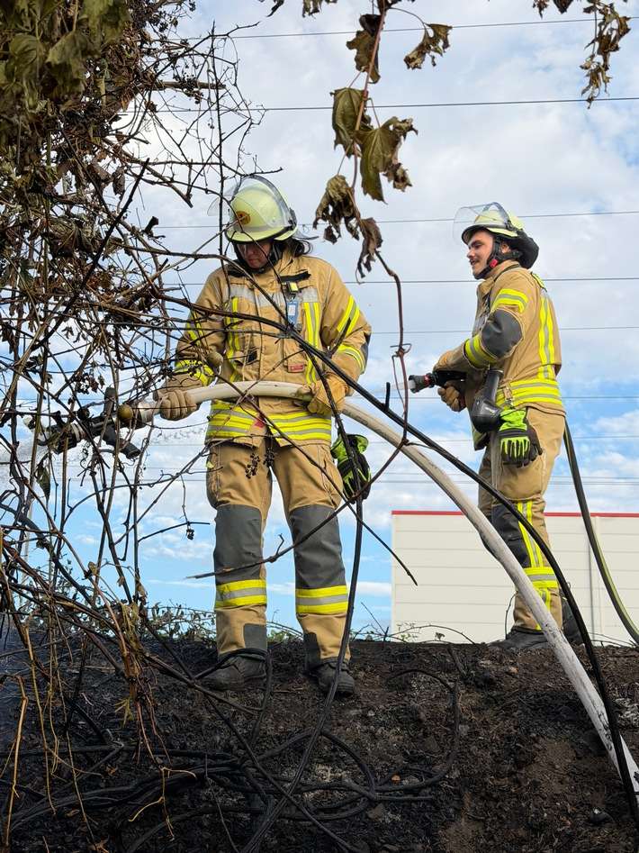 FW Weinheim: Böschungsbrand an Bahnstrecke und Türöffnung beschäftigen Freiwillige Feuerwehr Weinheim