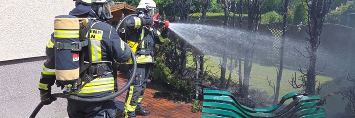 FW Datteln: Brennende Hecke löst Großalarm aus