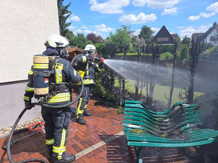 FW Datteln: Brennende Hecke löst Großalarm aus