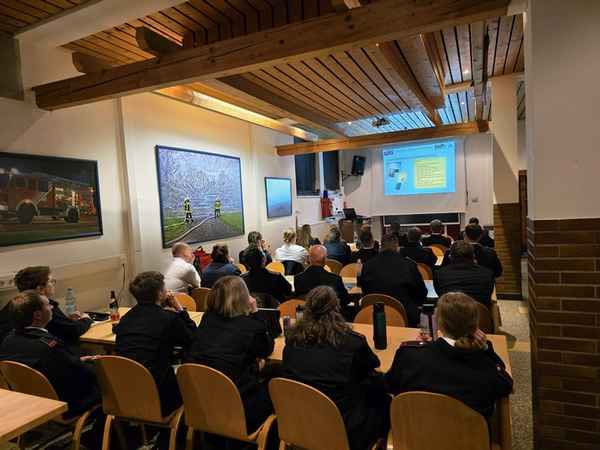 FW-AR: 23 Einsatzkräfte beenden ihre Grundausbildung