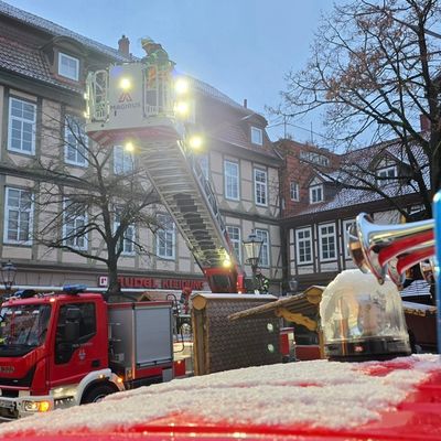 FW Celle: Mit der Drehleiter über den Celler Weihnachtsmarkt