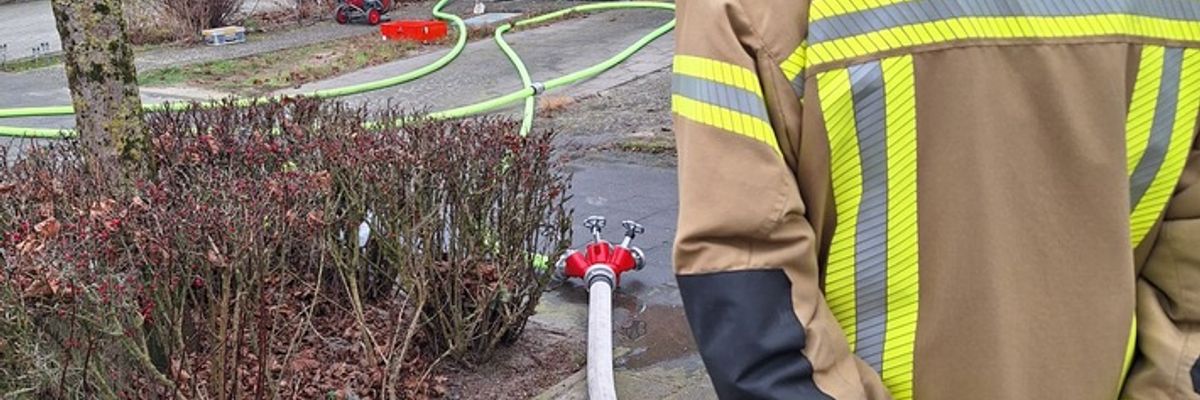 FW-Greven: Zimmerbrand macht Gebäude unbewohnbar.
