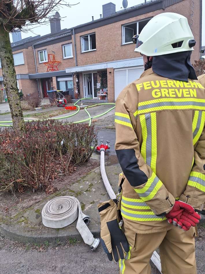 FW-Greven: Zimmerbrand macht Gebäude unbewohnbar.
