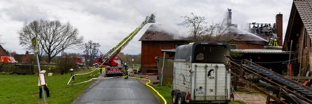 FW Porta Westfalica: 25.03.2026 - Dachstuhlbrand in Eisbergen / Bäckerei betroffen