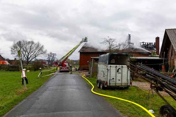 FW Porta Westfalica: 25.03.2026 - Dachstuhlbrand in Eisbergen / Bäckerei betroffen