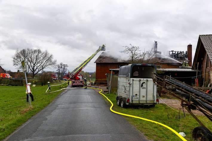 FW Porta Westfalica: 25.03.2026 - Dachstuhlbrand in Eisbergen / Bäckerei betroffen