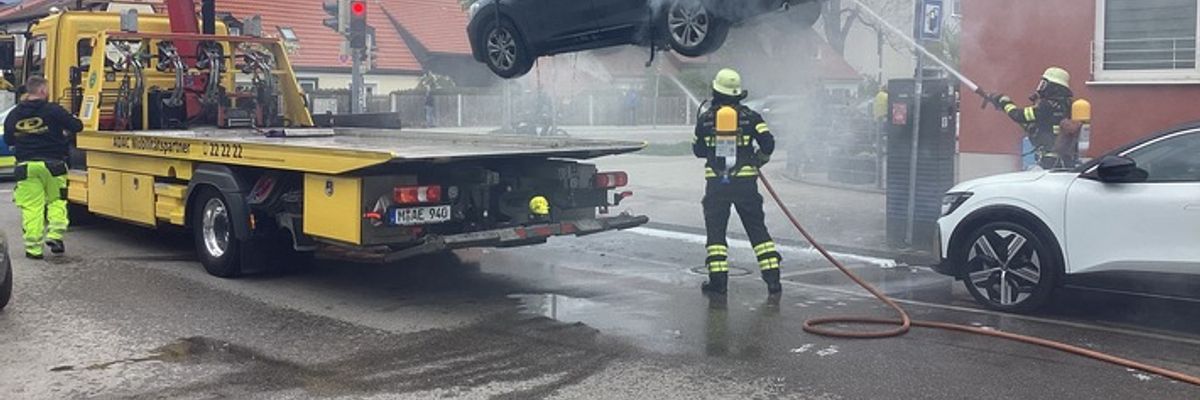 FW-M: Pkw hochgehoben und abgelöscht (Moosach)
