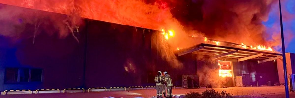 FW Helmstedt: Großbrand im Industriegebiet Neue Breite: Lagerhalle brennt vollständig nieder