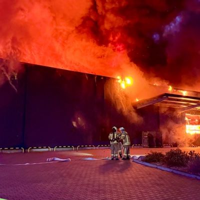 FW Helmstedt: Großbrand im Industriegebiet Neue Breite: Lagerhalle brennt vollständig nieder