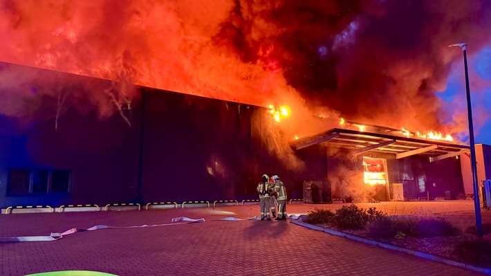 FW Helmstedt: Großbrand im Industriegebiet Neue Breite: Lagerhalle brennt vollständig nieder